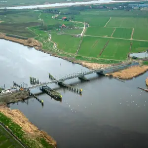 Hilfsbrücke bei Elsfleth in Betrieb