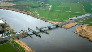 Hilfsbrücke bei Elsfleth in Betrieb