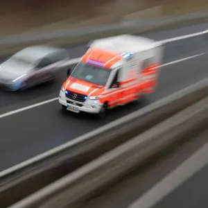 Ein Rettungswagen fährt über eine Autobahn