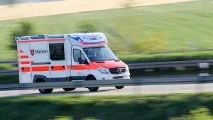 Ein Rettungswagen fährt über eine Landstraße