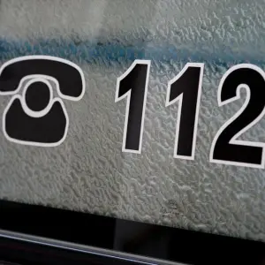 Die Notrufnummer 112 steht auf einem Krankenwagen