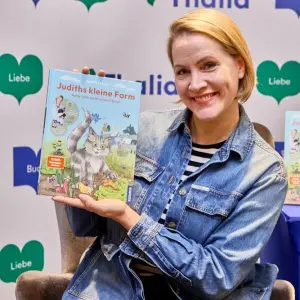 Judith Rakers mit ihrem Kinderbuch