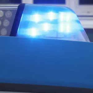 Ein Blaulicht leuchtet auf einem Streifenwagen der Polizei