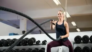 Eine Frau trainiert im Fitnessstudio