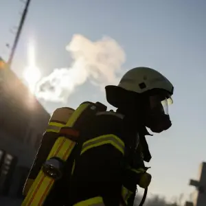 Ein Feuerwehrmann in Atemschutzausrüstung (Symbolbild)