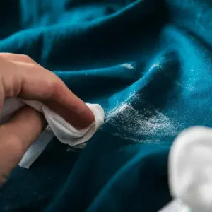 Deo-Rückstände entfernen mit Feuchttüchern