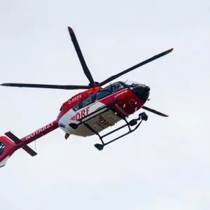 Ein Rettungshubschrauber fliegt zur Notaufnahme einer Klinik