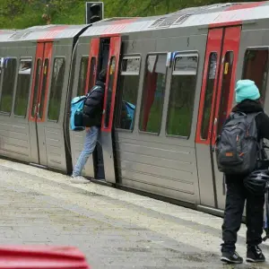 Fahrgäste steigen in U-Bahn ein