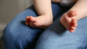 Frau mit Baby auf dem Schoß