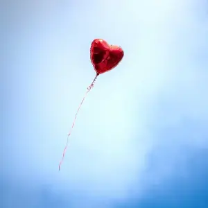 Herzballon am Himmel