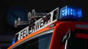 Blaulicht leuchtet auf einem Einsatzfahrzeug der Feuerwehr