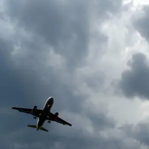 Turbulenzen: Die Ursachen und was Flugpassagiere tun können