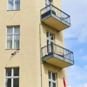Risse in der Fassade eines Wohnhauses in Schöneberg