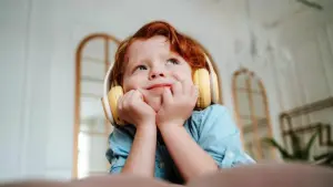 Junge hört Musik über Kopfhörer