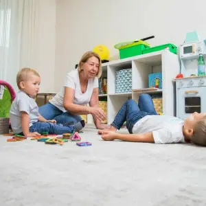 Eine Frau spielt mit Kindern