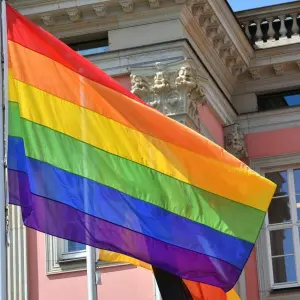 Regenbogenflagge wird  vor dem Landtag gehisst