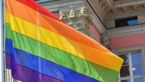 Regenbogenflagge wird  vor dem Landtag gehisst