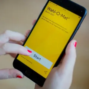 Die Wahl-O-Mat App auf einem Smartphone