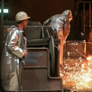 Stahlarbeiter an einem Hochofen von ThyssenKrupp in Duisburg