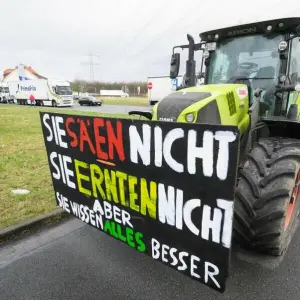 Traktoren blockieren Edeka-Lager in Lauenau