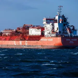 Ein LNG-Tanker liegt vor Rügen