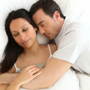 Was die Schlafposition über die Beziehung aussagt