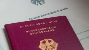 Zahl der Einbürgerungen in Berlin nur leicht gestiegen