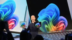 Microsoft-Manager Brett Ostrum zeigt ein Notebook und ein Tablet