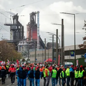 Gewerkschafter demonstrieren vor Stahlwerk in Duisburg
