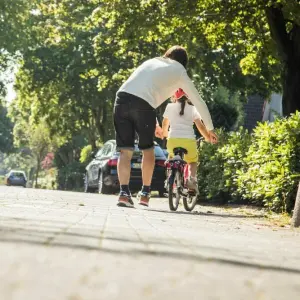 Vater und Tochter beim Fahrradfahren
