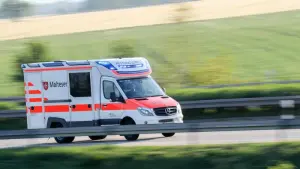 Rettungswagen auf Landstraße - Symbolbild