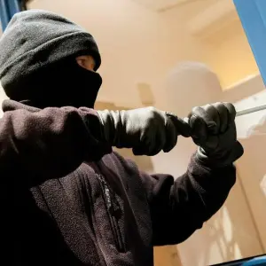Einbrecher knacken Tresor in Mehrfamilienhaus