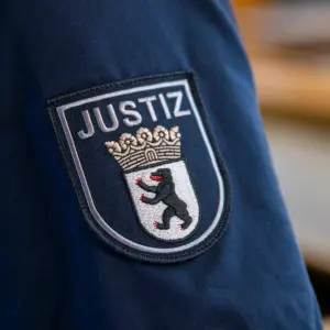 Justiz-Abzeichen an einer Uniform