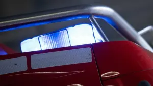 Ein Blaulicht leuchtet auf einem Feuerwehrwagen