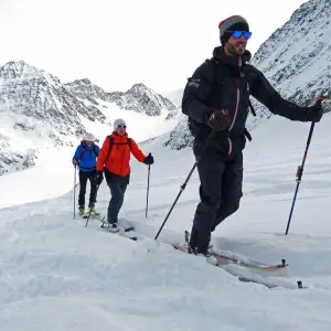 Personen mit Skiern im Schnee