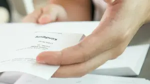 Ein Mann hält ein Kündigungsschreiben in den Händen