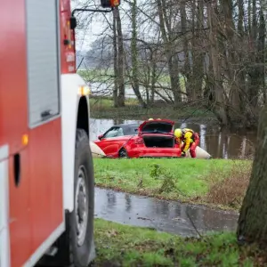 Auto versinkt im Wasser -Fahrerin gerettet