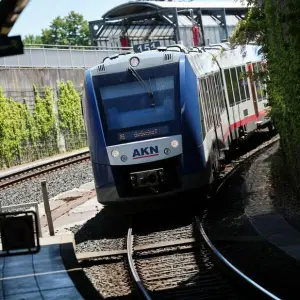 Zug der Eisenbahngesellschaft AKN