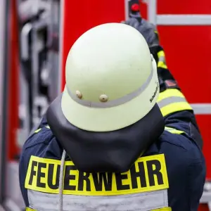 Ein Feuerwehrmann bei einer Übung