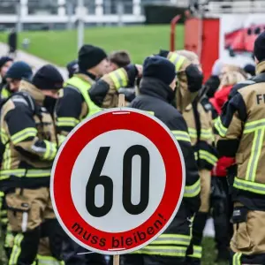 Mahnwache von Feuerwehrleuten vor dem Landtag