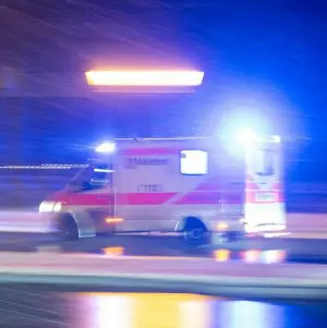 Ein Krankenwagen fährt mit Blaulicht zu einem Einsatz