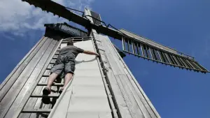 Bockwindmühle in Danstedt wird mit Segeln bespannt