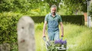 Ein Mann bei der Gartenarbeit