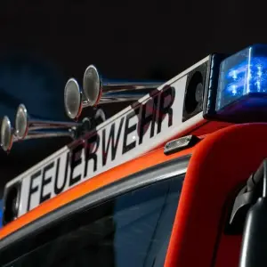 Einsatzfahrzeug der Feuerwehr mit eingeschaltetem Blaulicht