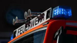 Einsatzfahrzeug der Feuerwehr mit eingeschaltetem Blaulicht