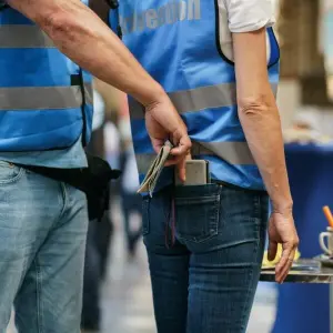 Aufklärungsaktion der Polizei über Taschendiebstahl an Bahnhöfen