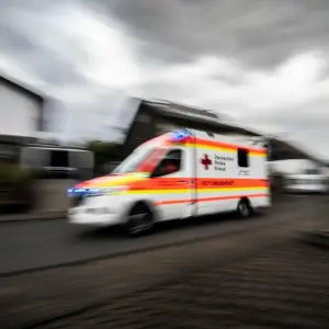 Ein Rettungswagen fährt zu einer Klinik