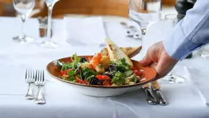 Ein Teller Salat auf einem Restauranttisch