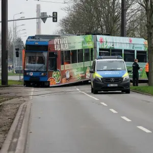 Straßenbahn entgleist nach Unfall mit Lkw