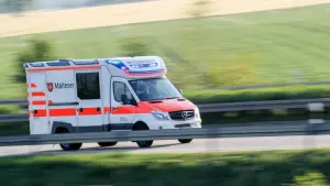 Rettungswagen auf Landstraße - Symbolbild